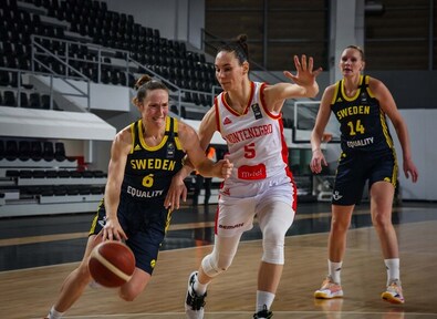 Jovana Pašić (fehérben). Fotó: FIBA