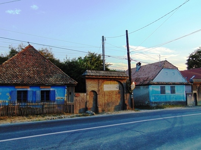 Tájház és szomszédos bennvaló a főút mellett. A szerző felvételei