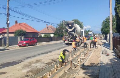 Épül a kerékpárút a kézdivásárhelyi Bem utcában. A szerző felvétele