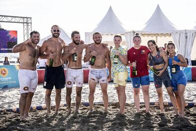 A franciaországi győztesek, köztük Cătălina Axente (pirosban), a Sepsi-SIC birkózója. Fotó: beachwrestling.org