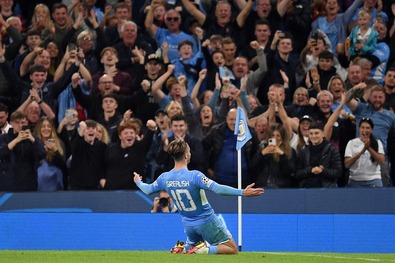 Jack Grealish a szurkolókkal ünnepelte gólját. Fotó: Facebook / UEFA Champions League