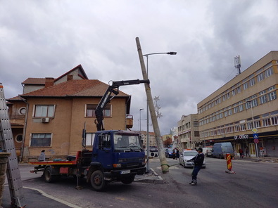 Leszerelik a régi villanyoszlopokat. A szerző felvétele