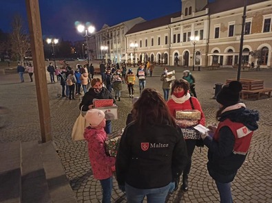 Három helyszínen gyűjtik a csomagokat – a főtéri színpad egyike ezeknek. Fotó: Máltai Szeretetszolgálat