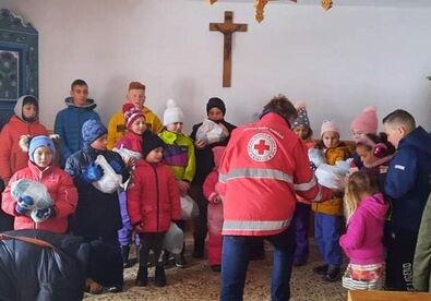 A szépmezői gyermekek csoportosan vették át a szeretetdobozokat. Fotó: Kovászna Megyei Vöröskereszt