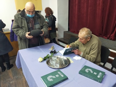 Gazda József a bemutató végén új kötetét dedikálta. A szerző felvétele