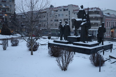 A pokolgép egykori helyéről, a szoborcsoport mögül is jól látható lesz a Vaszi Jánoskára emlékeztető egyszerű és mégis kivételes kompozíció. Albert Levente felvétele