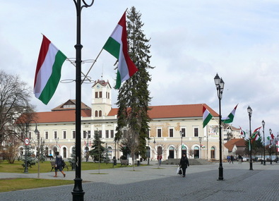 Nemzeti zászlók Sepsiszentgyörgy főterén. Szekeres Attila archív felvétele