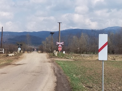 A Zabola–Székelytamásfalva útszakasz vasúti átjárója. A szerző felvétele