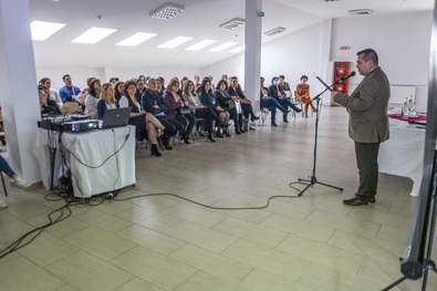 A díjazás az iskola étkezdéje fölött lévő tágas konferenciateremben zajlott. A szerző felvétele