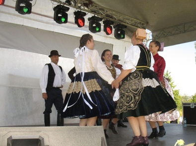 Gárdony táncosai Kőröspatakon.  A szerző felvétele