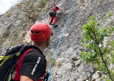 Hegyimentők az Ejtőkő sziklafalán. Fotó: Kovászna Megyei Hegyimentő szolgálat