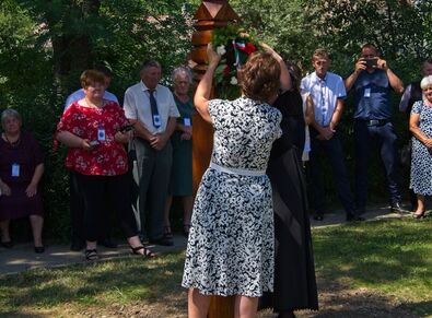 Megkoszorúzzák a találkozó emlékkopjáját. Göröcs Tas Nimród felvétele