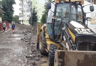 Munkálatok a kovásznai Aurel Vlaicu utcában. A szerző felvétele