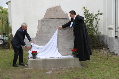 Leleplezték a kőemléket. Fotók: Jakab Mónika / Krónika