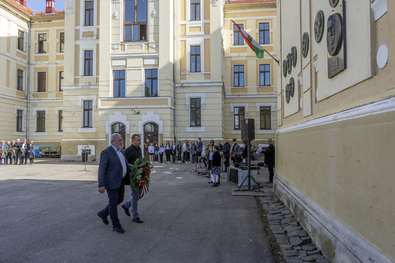 Bokor Tibor és Szilveszter Szabolcs az emlékezés koszorúját helyezi el a plakettek alatt