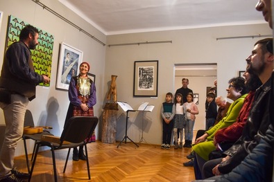 A megnyitón közreműködött az ozsdolai gyermekek furulyacsoportja, valamint Demeter Anasztázia és Demeter Miklós udmurt népzene előadásukkal. Fotó: Czili Balázs