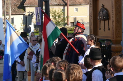 Felavatták a Szent Koronát mintázó domborművet. Fotó: Szekeres Attila