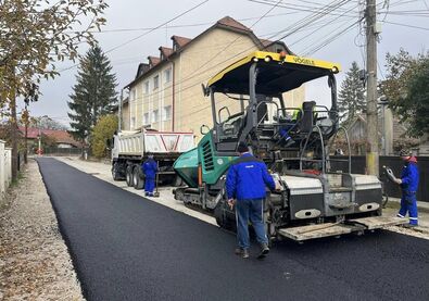 Aszfaltozás a Kórház utcában. Fotó: Facebook / Gyerő József