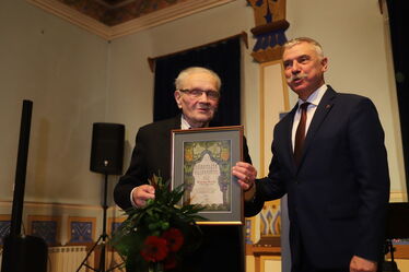 Kisgyörgy Zoltán átveszi a díjat Tamás Sándortól. Fotó: Albert Levente