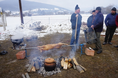 Nyárson, lassú tűzön sül a malac. Fotó: Bartos Lóránt