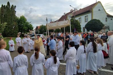 Olasz Béla segédlelkész vitte az oltáriszentséget. A szerző felvétele