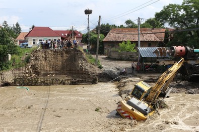 Az erőgépeken fennakadt törmelék miatti áradás sodorta el az időszakos hidat Nagyajtán. Fotó: Kovászna Megye Prefektusi Hivatala