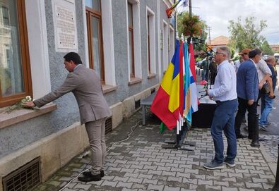 Szőllősi Tamás KVISZ-elnök és Fejér László Ödön szenátor virágot helyez el a plakett alatt. A szerző felvétele