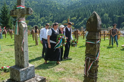 Az első koszorút Bartha Mihály úzvölgyi veterán helyezte az emlékműre. Fotó: MTI / Veres Nándor