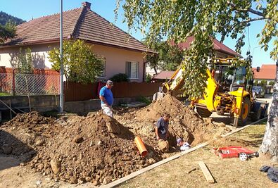 Új szennyvízvezetékre csatlakoztatják a háztartásokat a vajnafalvi Ifjúsági Park mellett. A szerző felvétele