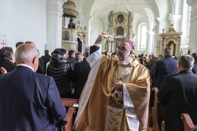 Kovács Gergely megszenteli a templomot. Bartos Lóránt felvételei