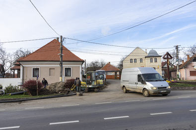 A községközpontban aknát ásnak, innen juttatják át a vezetéket az országút alatt. Fotó: Bartos Lóránt