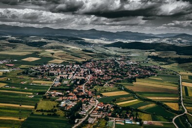 Drónfelvétel Barótról – az erdővidéki városba is bejár a medve. Fotó: Facebook / Benedek-Huszár János / Emlékgyár