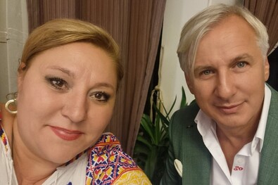 Diana Șoșoacă és Eugen Teodorovici szociáldemokrata politikus, a Dăncilă- kormány volt pénzügyminisztere a legnagyobb egyetértésben. Fotó: Facebook / Diana Șoșoacă