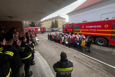 Tűzoltók és kisdiákok a megyei Mihai Viteazul Sürgősségi Helyzetek Felügyelőségén. Képünk illusztráció. Fotó: Facebook / ISU Kovászna Megye