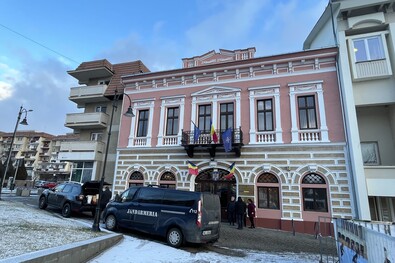 Hatósági járművek a lezárt prefektúra épülete előtt január 16-án. A szerző felvétele