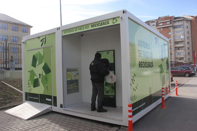 Gyűjtőkonténer a Penny bevásárlóközpont parkolójában. Albert Levente felvételei