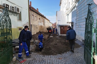 Tegnap a Vigadó udvarán ástak, hogy ki lehessen cserélni a problémás vezetéket. A szerző felvétele