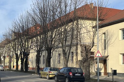 A civilek által őrzött Katonai Központ épülete. A szerző felvétele