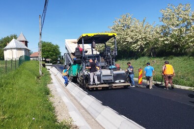 Tegnap 10 óra körül az aszfaltozógép már a Nepomuki-kápolna környékén dolgozott. A szerző felvétele