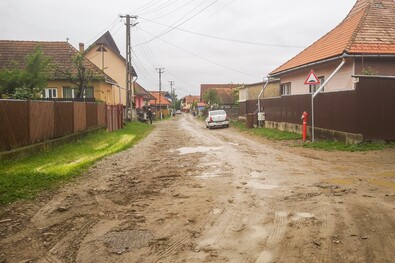 Esőzés után a Petőfi Sándor utca felső szakasza. A szerző felvétele