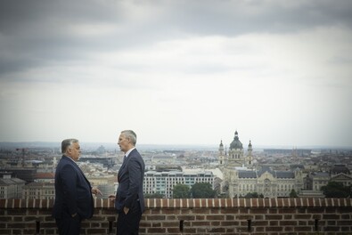 Orbán Viktor fogadja Jens Stoltenberg NATO-főtitkárt a Karmelita kolostorban. Fotó: MTI / Miniszterelnöki Sajtóiroda / Fischer Zoltán