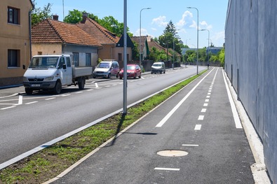 Biciklisávokat és parkolóhelyeket is kialakítottak. Fotó: Vargyasi Levente