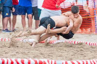 Két negyedik és egy nyolcadik helyezés (Strandbirkózás)