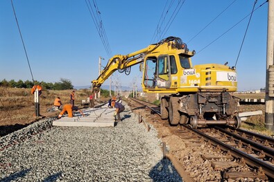 Az egész vasúti hálózat felújításra szorul, de csak kis szakaszain dolgoznak. Fotó: Facebook / CFR Infrastructură