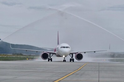 Érkezik az első budapesti légibusz. Hagyományosan vízsugár-kapuval fogadják az új járatokat a repülőterek. Fotó: Facebook / Aeroportul Internațional Brașov