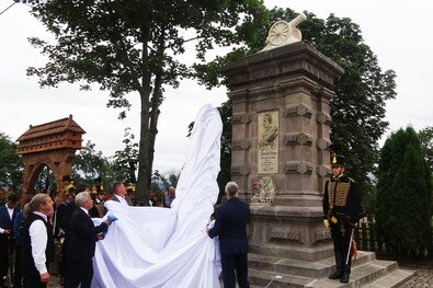 Felkerült az ágyú az emlékműre. Fotók: Bartos Lóránt