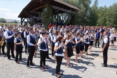 Felsorakoznak a zenekarok, elől a házigazdák. Fotók: Szekeres Attila