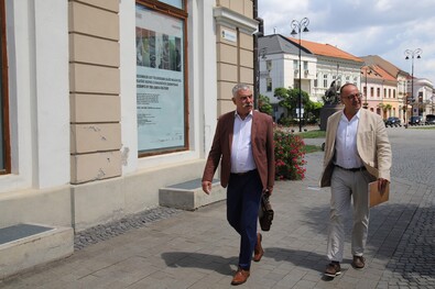 Németh Zsolt (jobbról) és Tamás Sándor érkezik a sepsiszentgyörgyi sajtótájékoztató helyszínére.  Albert Levente felvételei