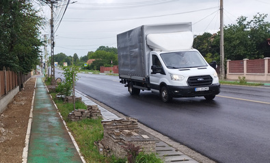 Villanyrendőröket telepítenek a Bem József utcába. A szerző felvétele 