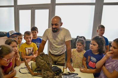 Gál László ökológus a madarakról tartott előadást a gyermekeknek. Fotó: Venczel Tamás